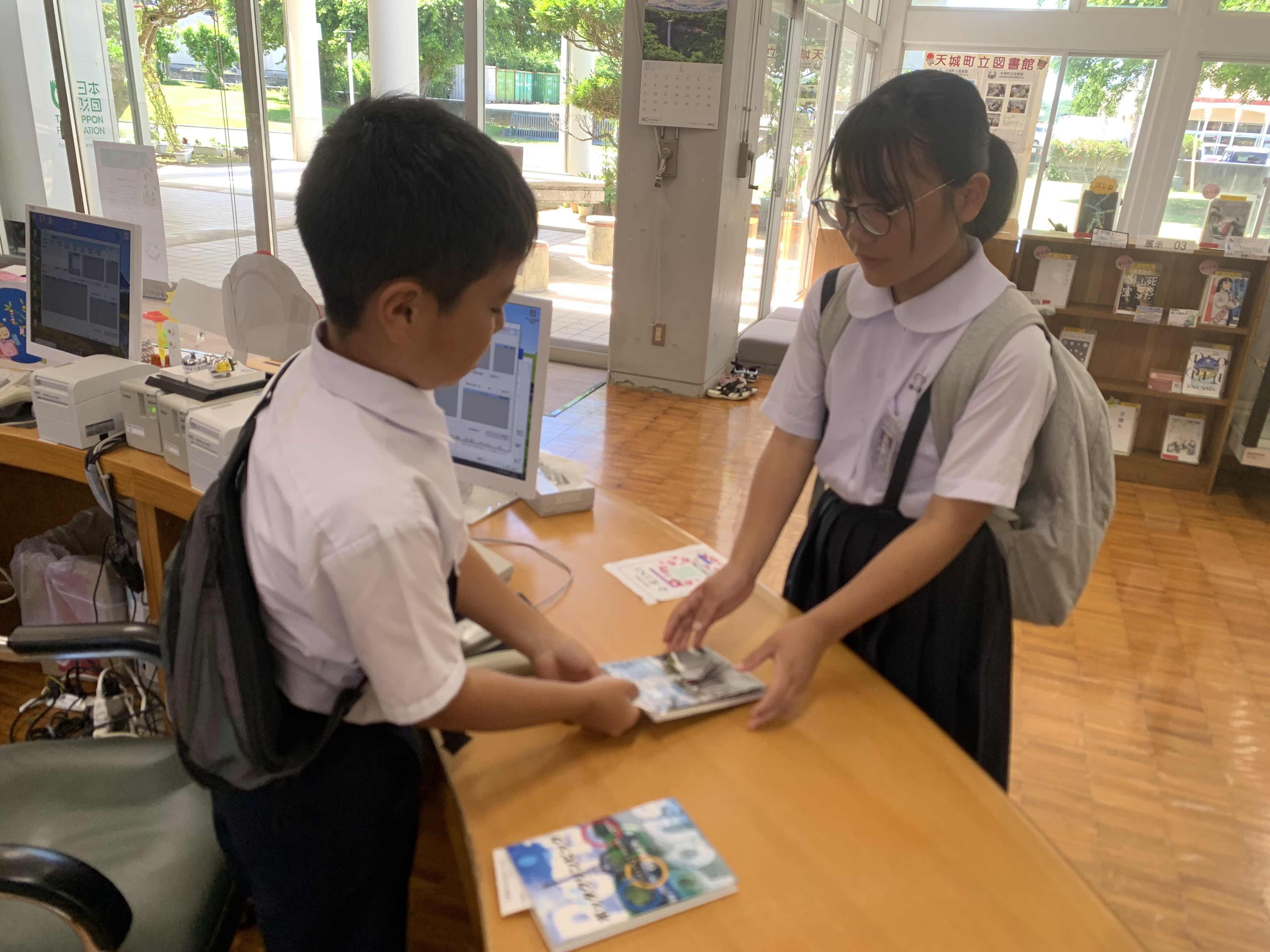 本の貸出･返却業務をしている生徒たち